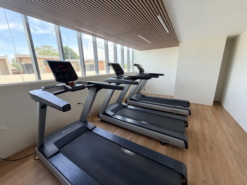 필리핀 세부 EDUTALK어학원 헬스장 창가에 늘어선 러닝머신
