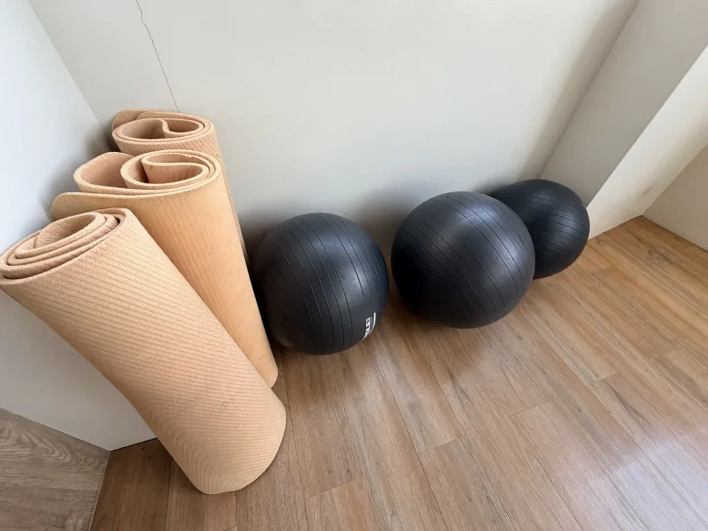 필리핀 세부 EDUTALK어학원 헬스장 요가매트와 짐볼 정리 코너