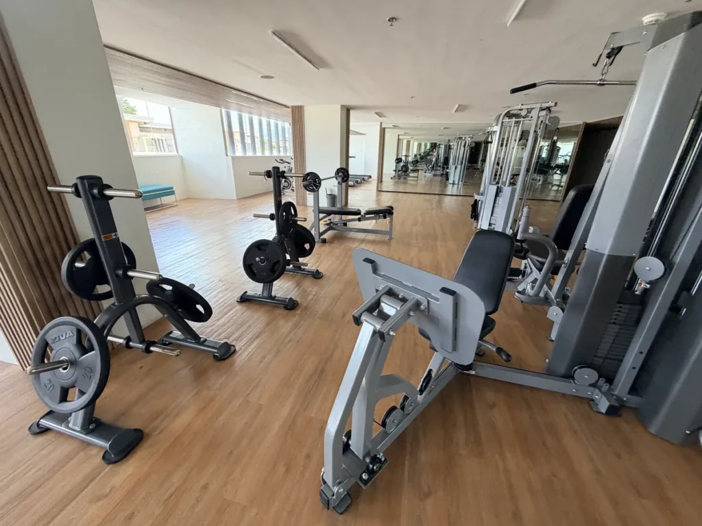 필리핀 세부 EDUTALK어학원 헬스장 원판 거치대와 머신 구역