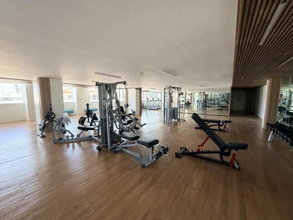 필리핀 세부 EDUTALK어학원 헬스장 머신과 벤치가 배치된 넓은 실내