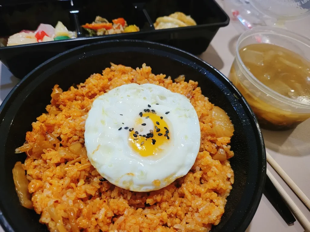 필리핀 세부 EDUTALK어학원 계란프라이 얹은 김치볶음밥 도시락