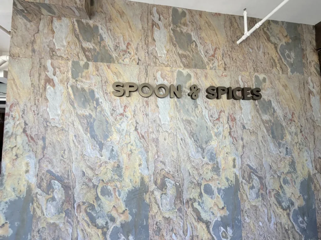필리핀 세부 EDUTALK어학원 뷔페식당 Spoon & Spices 사인 벽면