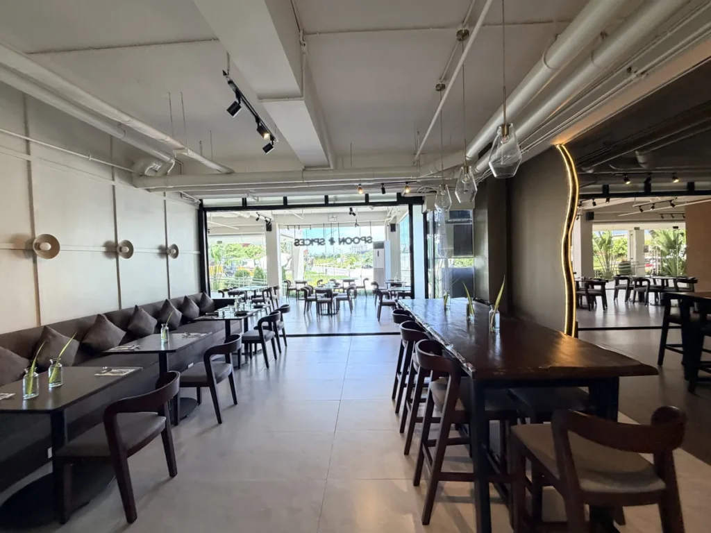필리핀 세부 EDUTALK어학원 뷔페식당 넓은 실내 테이블 전경