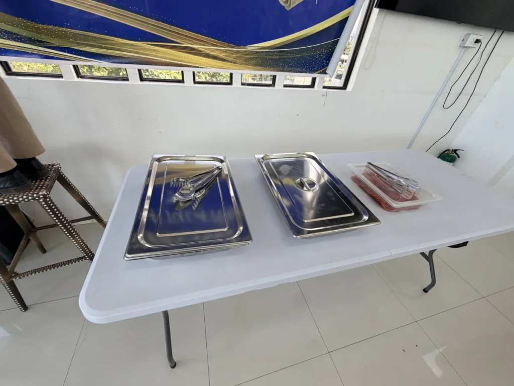 필리핀 세부 EDUTALK어학원 학원 식당 배식 트레이가 놓인 테이블