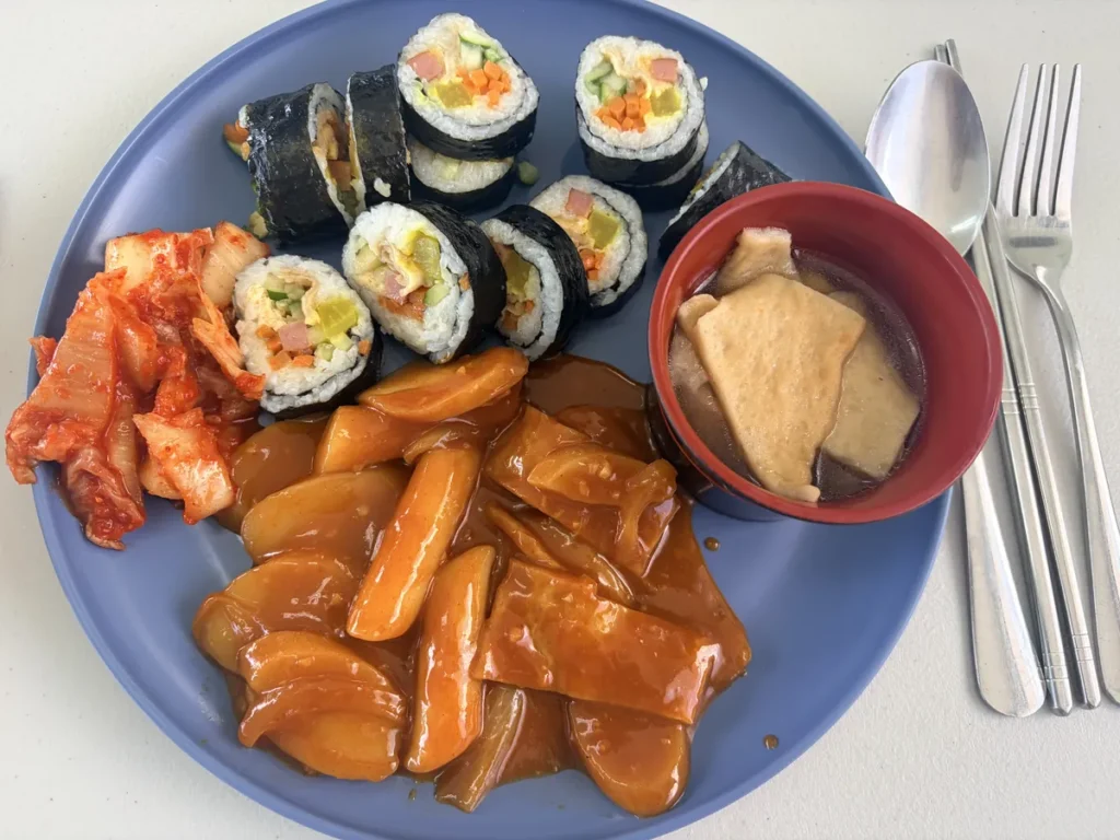 필리핀 세부 EDUTALK어학원 김밥과 떡볶이 한식 식사 한 접시