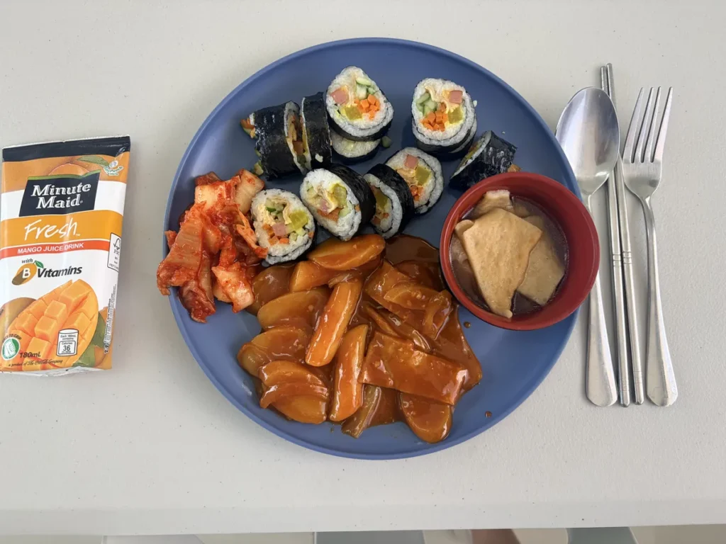 필리핀 세부 EDUTALK어학원 김밥과 떡볶이에 음료 곁들인 식사