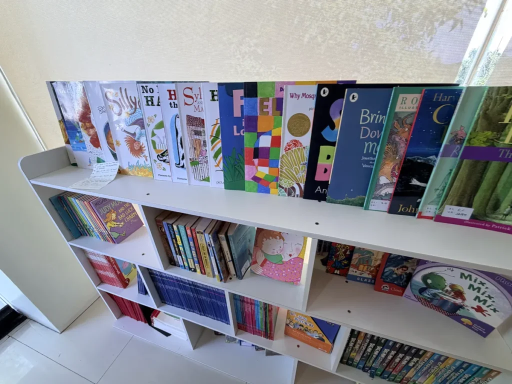 필리핀 세부 EDUTALK어학원 학원전경 다단 영어책 서가