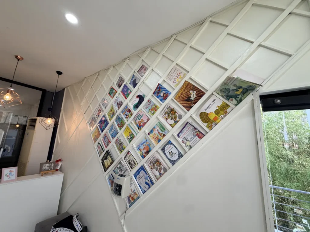 필리핀 세부 EDUTALK어학원 학원전경 대각선 도서 전시벽