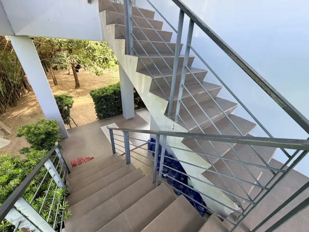 필리핀 세부 EDUTALK어학원 학원전경 외부 철제 계단 정원