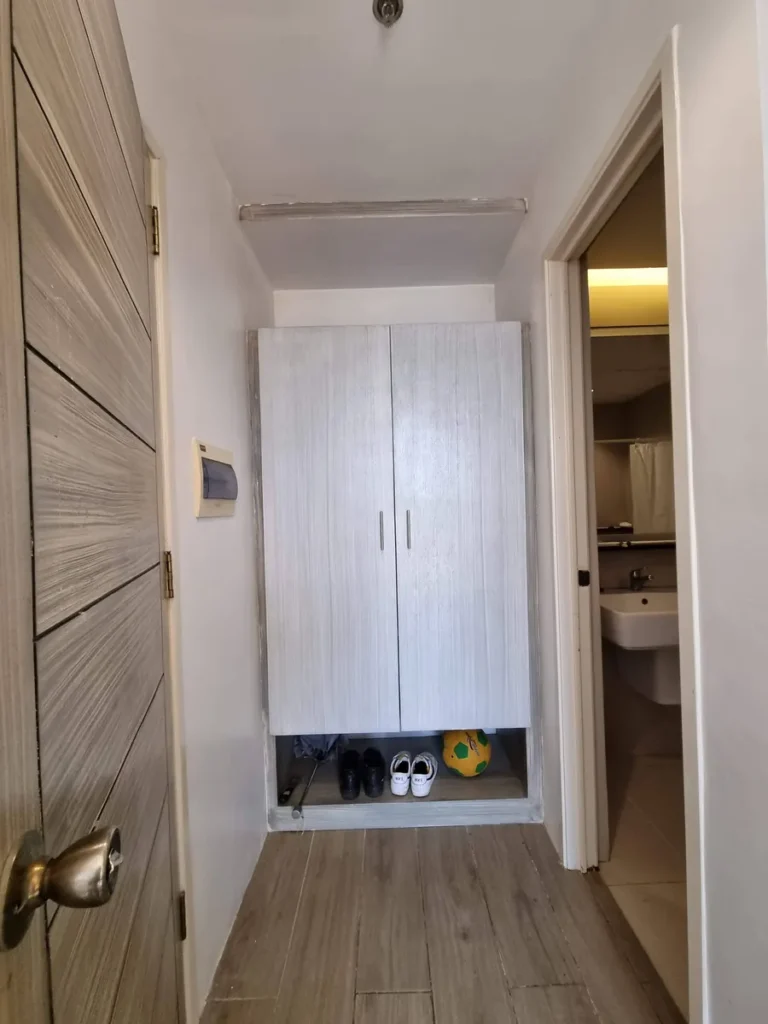 필리핀 세부 EV어학원 1인실 복도형 옷장과 화장실 입구