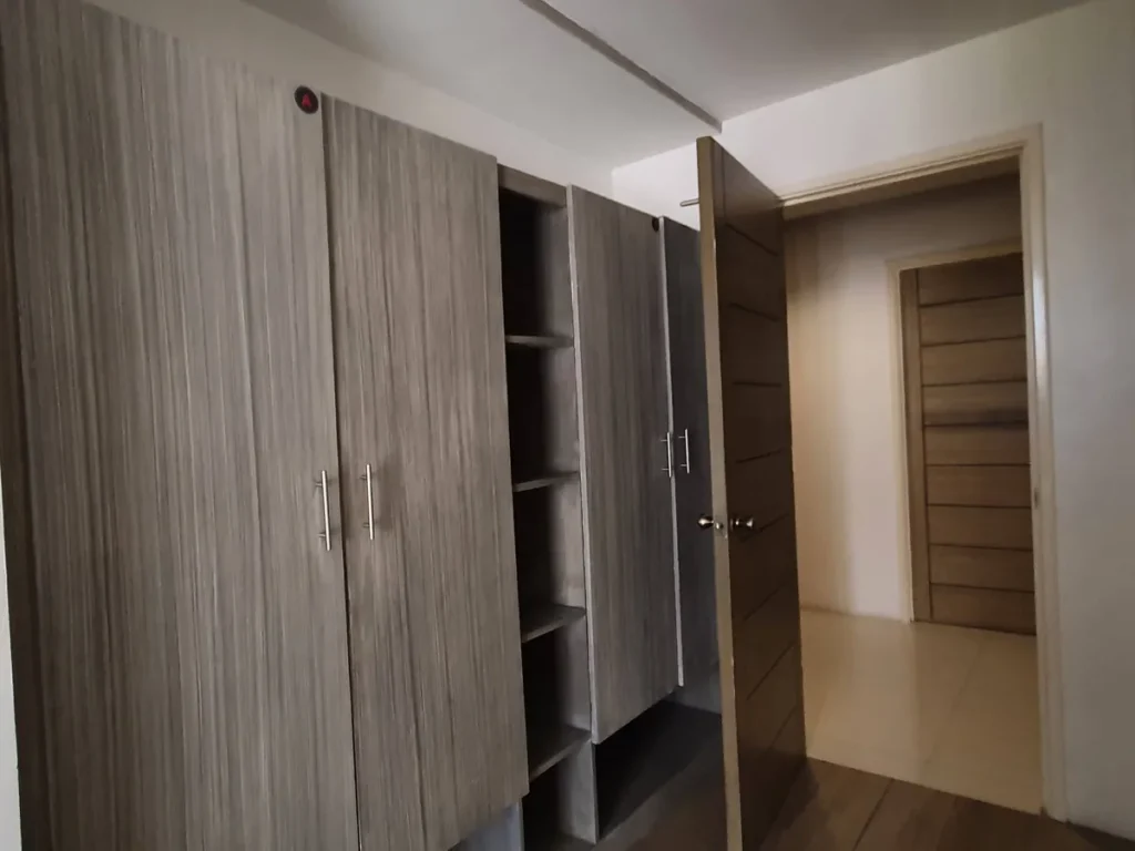 필리핀 세부 EV어학원 2인실 옷장과 출입구 복도
