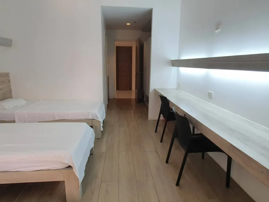 필리핀 세부 EV어학원 3인실 침대와 긴 책상 출입구