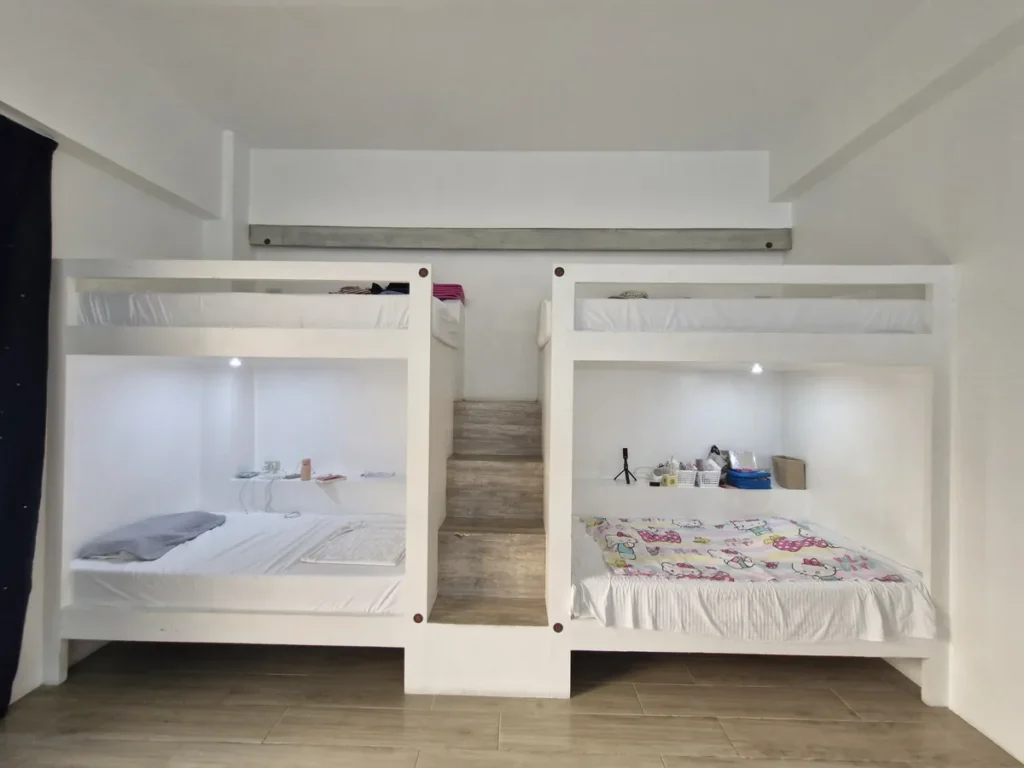 필리핀 세부 EV어학원 4인실 이층침대 두 개와 계단