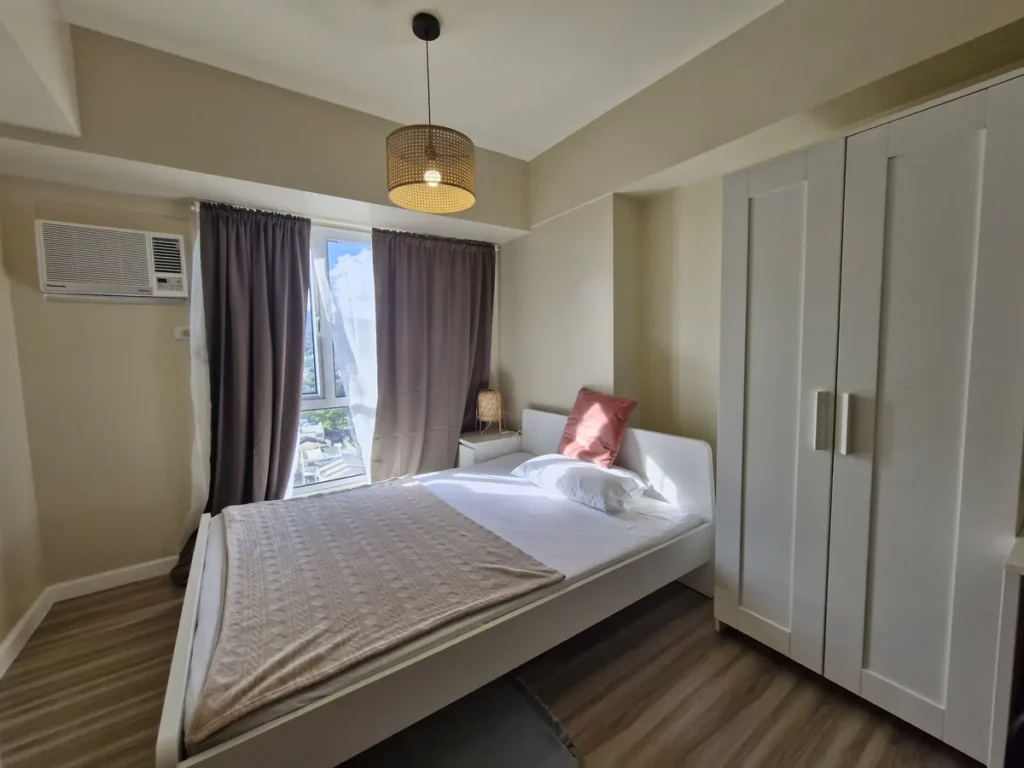 필리핀 세부 EV어학원 외부숙소 더블침대와 옷장이 있는 객실
