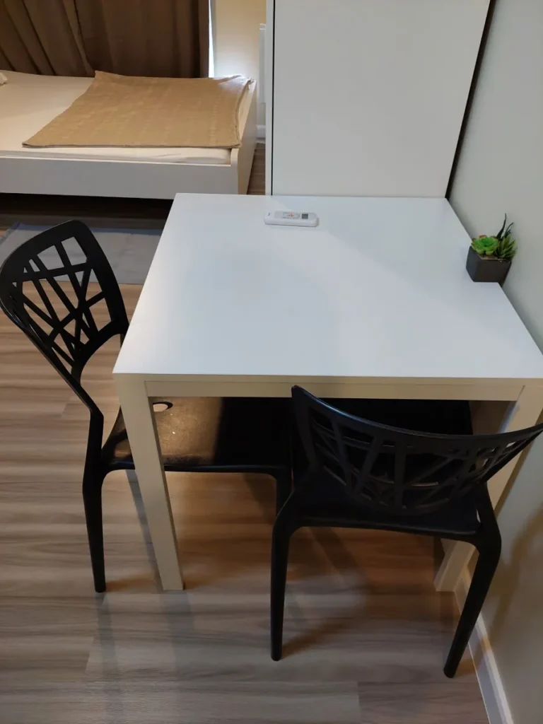 필리핀 세부 EV어학원 외부숙소 흰색 식탁과 의자 두 개
