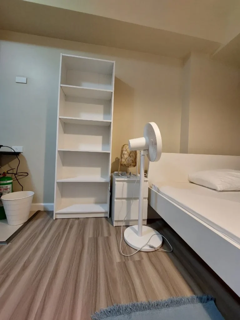 필리핀 세부 EV어학원 외부숙소 책장과 싱글침대가 놓인 방