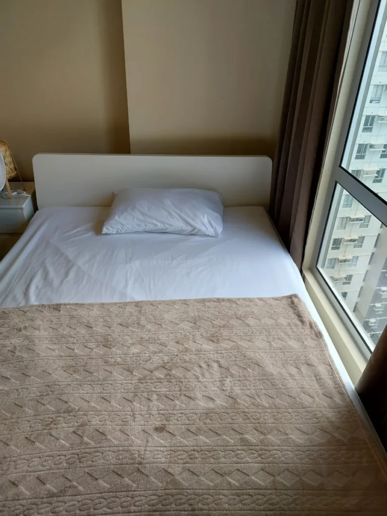 필리핀 세부 EV어학원 외부숙소 창가에 놓인 더블침대
