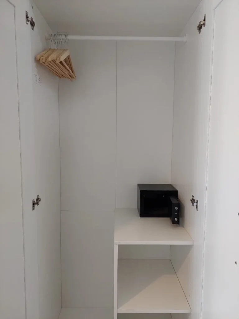 필리핀 세부 EV어학원 외부숙소 옷걸이와 금고 갖춘 붙박이장