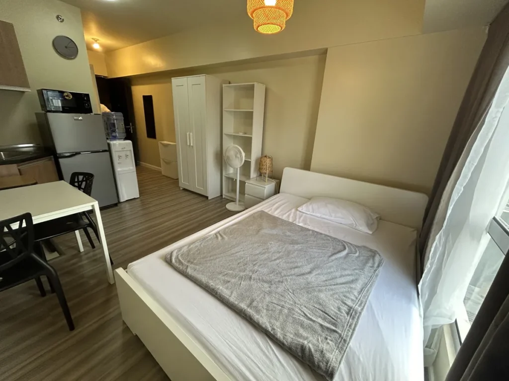 필리핀 세부 EV어학원 외부숙소 더블침대와 주방이 함께 있는 원룸