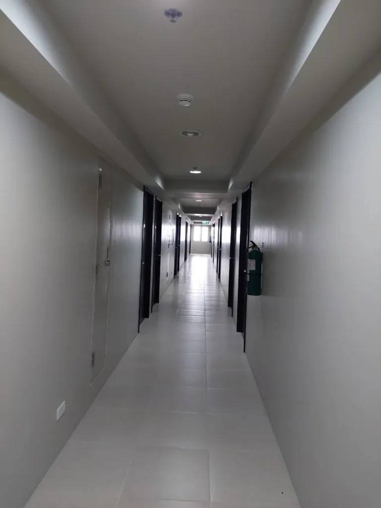 필리핀 세부 EV어학원 외부숙소 객실 문이 늘어선 복도