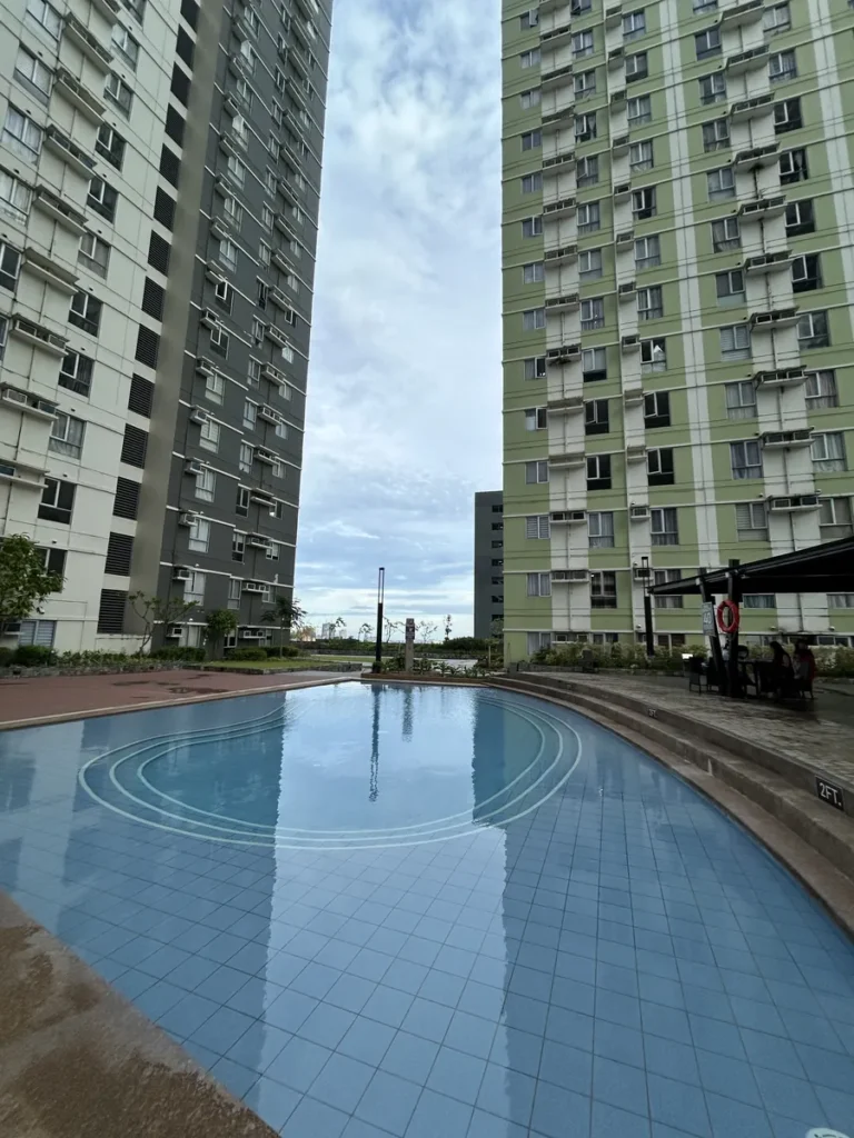 필리핀 세부 EV어학원 외부숙소 동 사이 야외 수영장