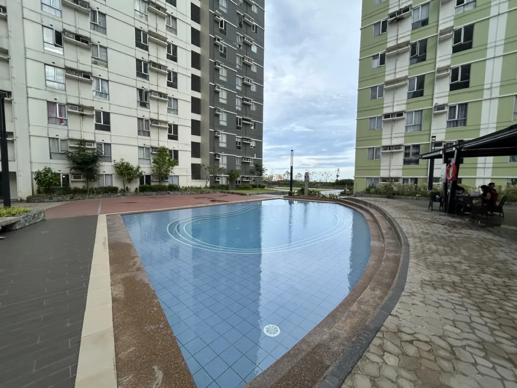 필리핀 세부 EV어학원 외부숙소 둥근 모양 야외 수영장과 데크