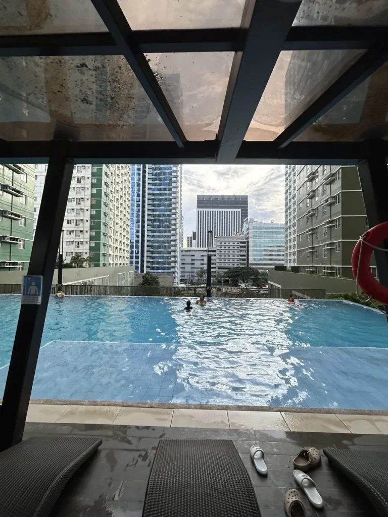 필리핀 세부 EV어학원 외부숙소 그늘막 아래에서 본 수영장