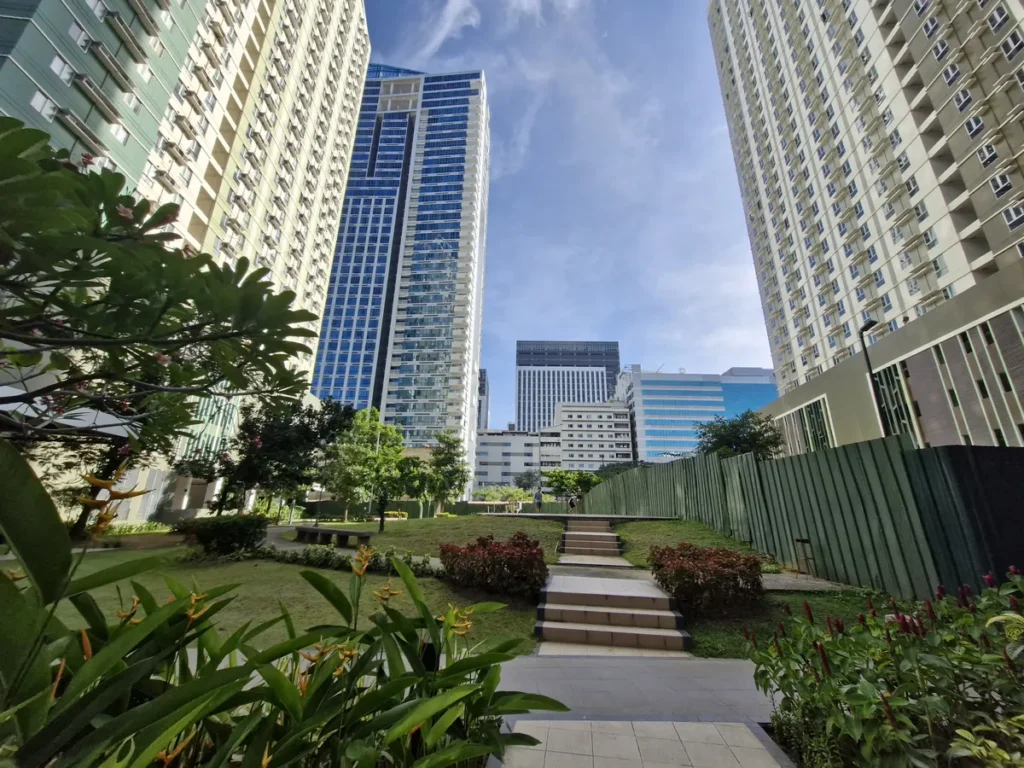 필리핀 세부 EV어학원 외부숙소 산책로와 도심 빌딩이 보이는 단지 정원