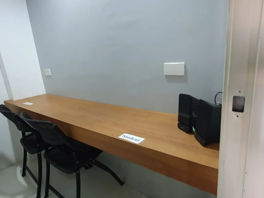 필리핀 세부 EV어학원 시티캠퍼스 모니터 갖춘 1대1 수업실