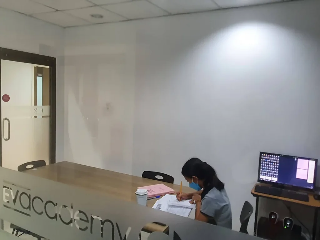 필리핀 세부 EV어학원 시티캠퍼스 프로젝터 갖춘 그룹 수업실