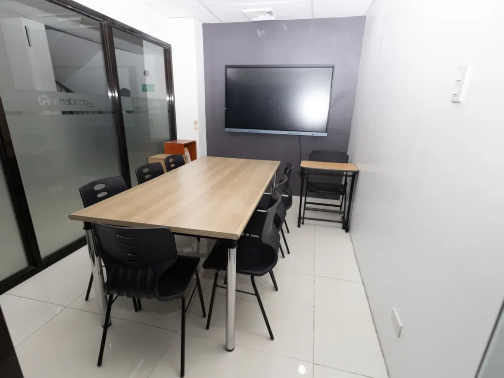 필리핀 세부 EV어학원 시티캠퍼스 모니터 갖춘 소규모 그룹실
