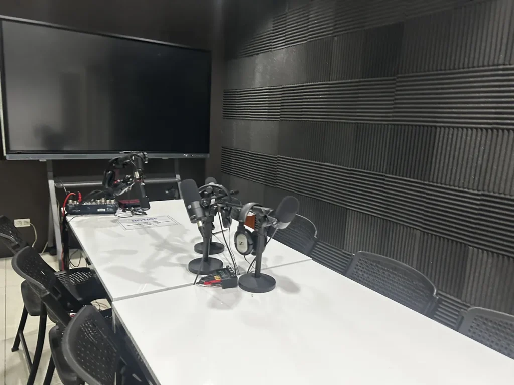 필리핀 세부 EV어학원 시티캠퍼스 칸막이 컴퓨터 1대1 수업실