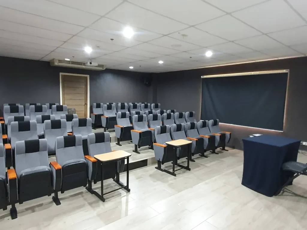 필리핀 세부 EV어학원 시티캠퍼스 화이트보드 갖춘 강당형 세미나실