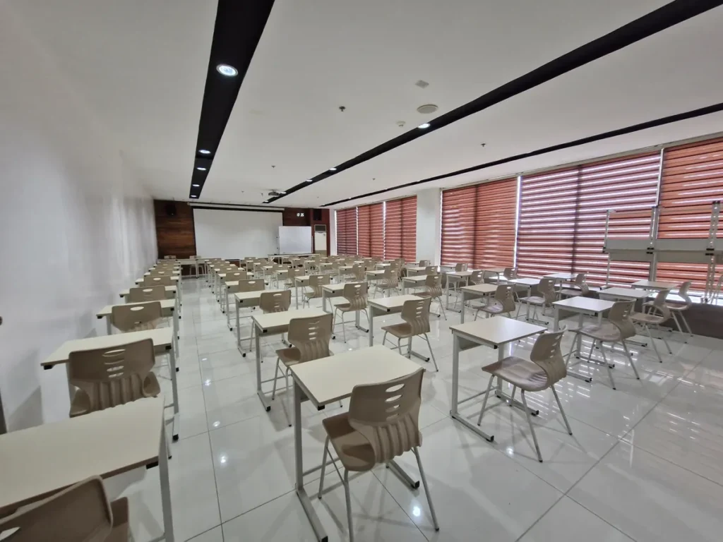 필리핀 세부 EV어학원 시티캠퍼스 무대와 의자 갖춘 다목적 세미나홀
