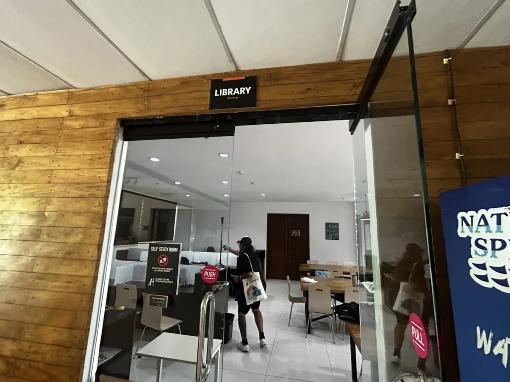 필리핀 세부 EV어학원 시티캠퍼스 도서관 표지 단 자습실 입구