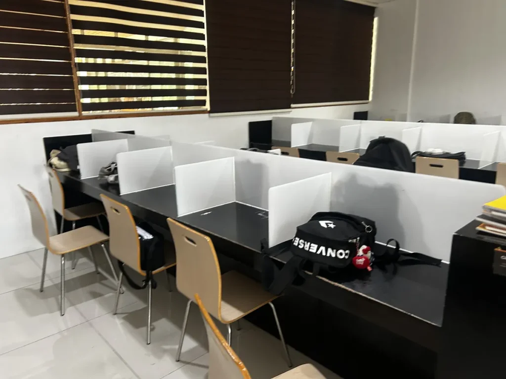 필리핀 세부 EV어학원 시티캠퍼스 가방 놓인 칸막이 자습실 좌석