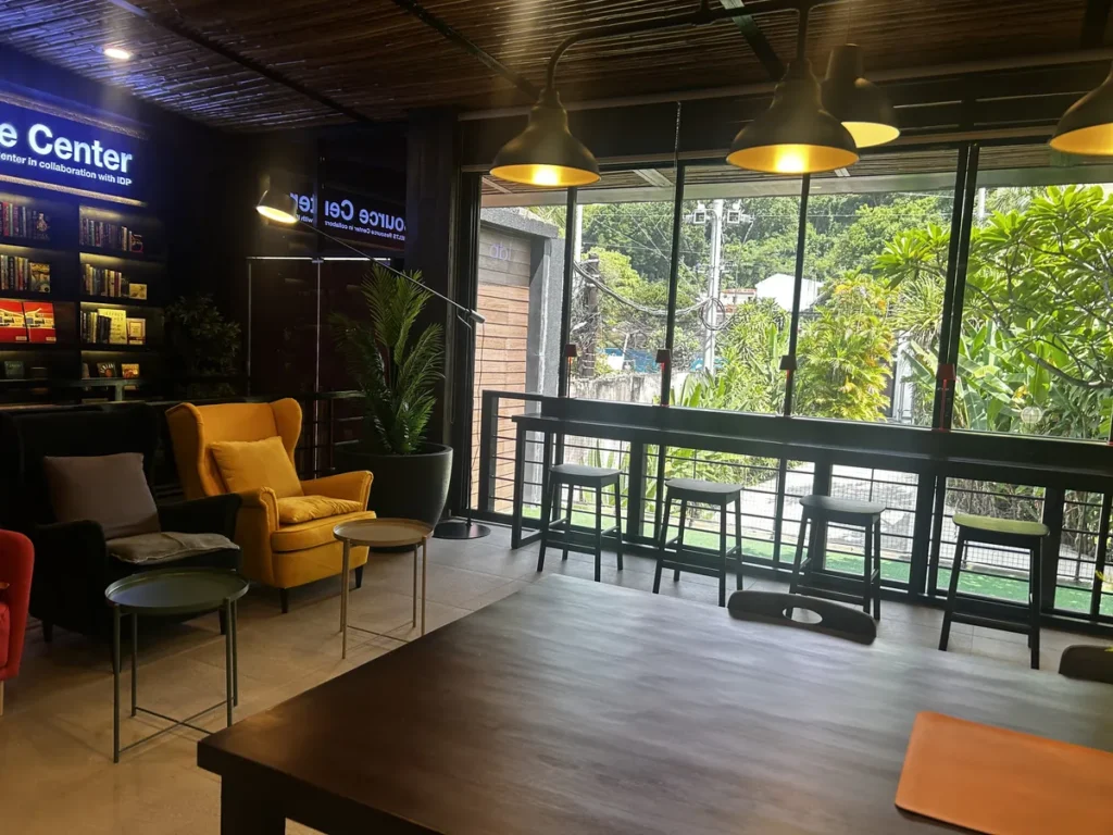 필리핀 세부 EV어학원 시티캠퍼스 노란 소파 갖춘 리소스센터 라운지