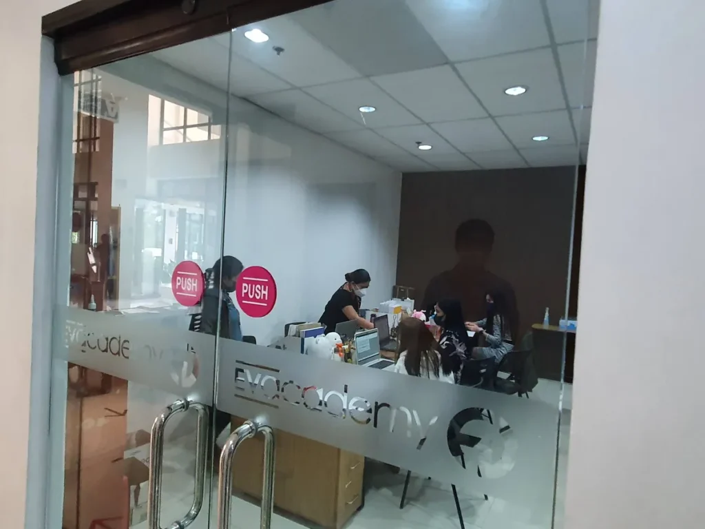 필리핀 세부 EV어학원 시티캠퍼스 유리문 너머 직원이 근무하는 오피스