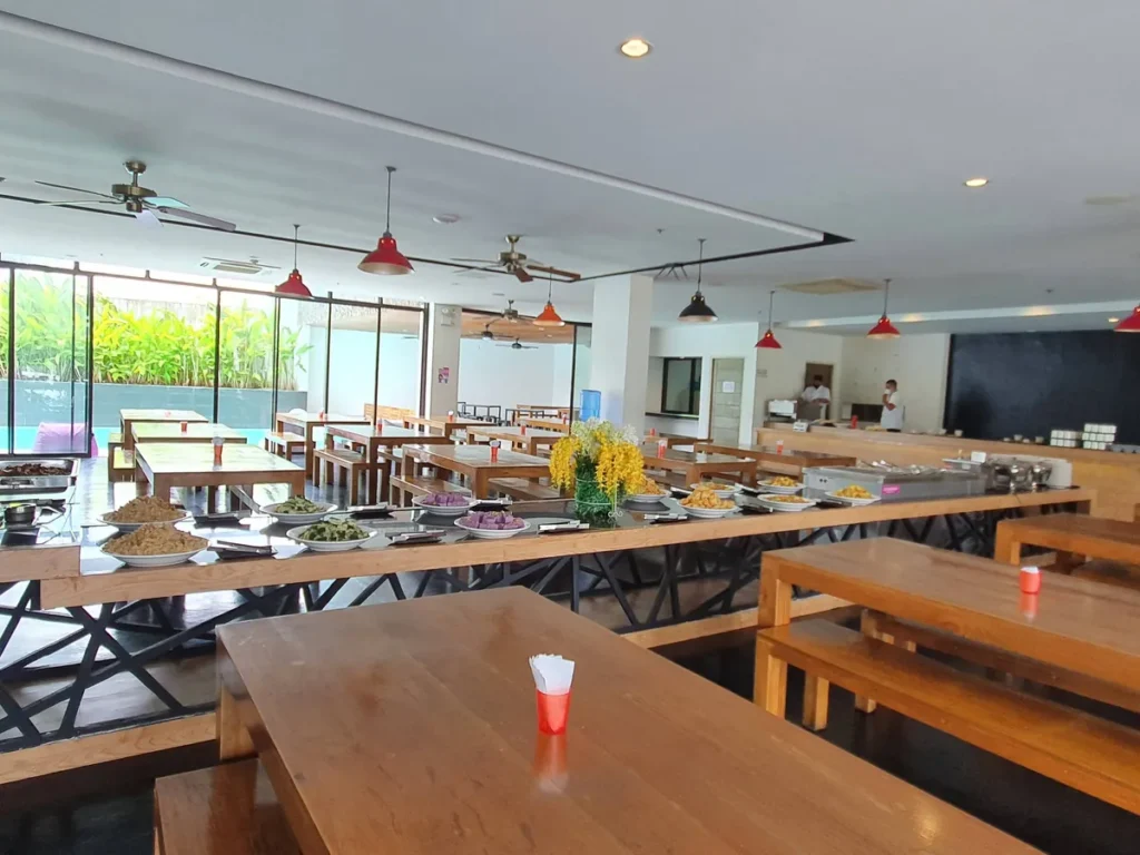 필리핀 세부 EV어학원 식당 샐러드바와 원목 테이블