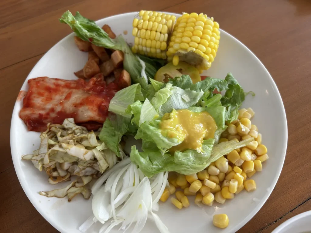 필리핀 세부 EV어학원 옥수수 김치 곁들인 샐러드 접시