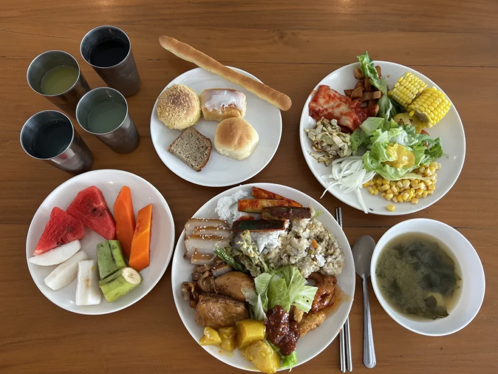 필리핀 세부 EV어학원 음료와 함께 차린 뷔페 식사