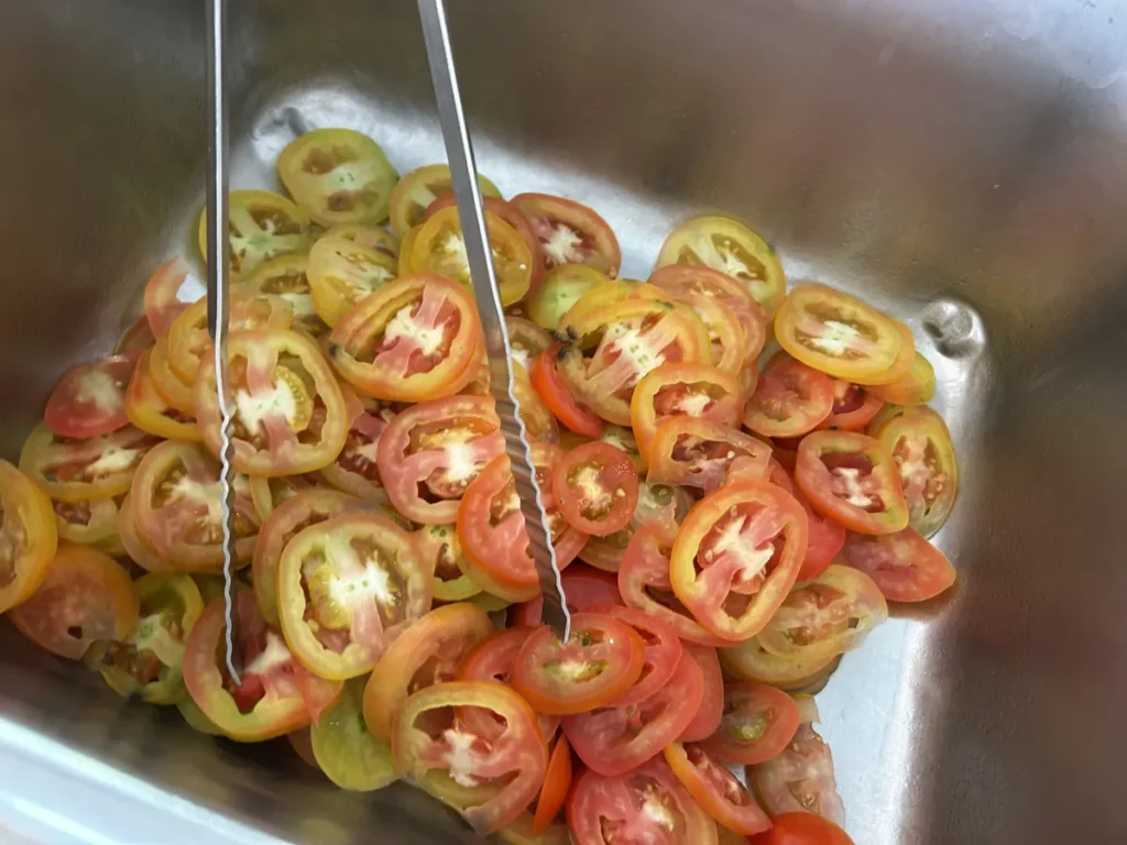 필리핀 세부 EV어학원 슬라이스 토마토 배식
