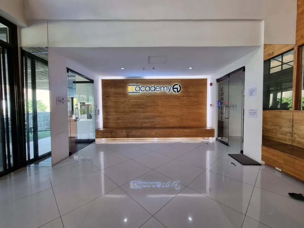 필리핀 세부 EV어학원 우드월 로고 안내 데스크 로비