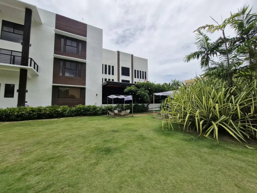 필리핀 세부 EV어학원 푸른 잔디 정원과 휴식 파라솔