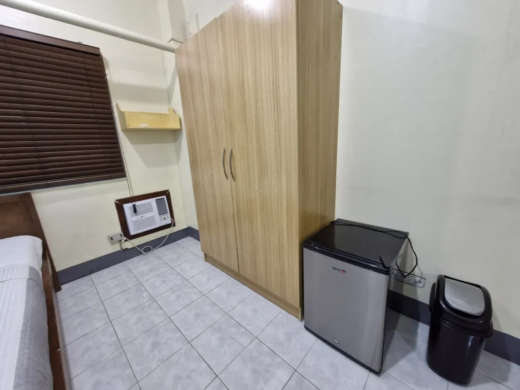 필리핀 세부 IMS어학원 1인실 원목 옷장과 에어컨, 냉장고