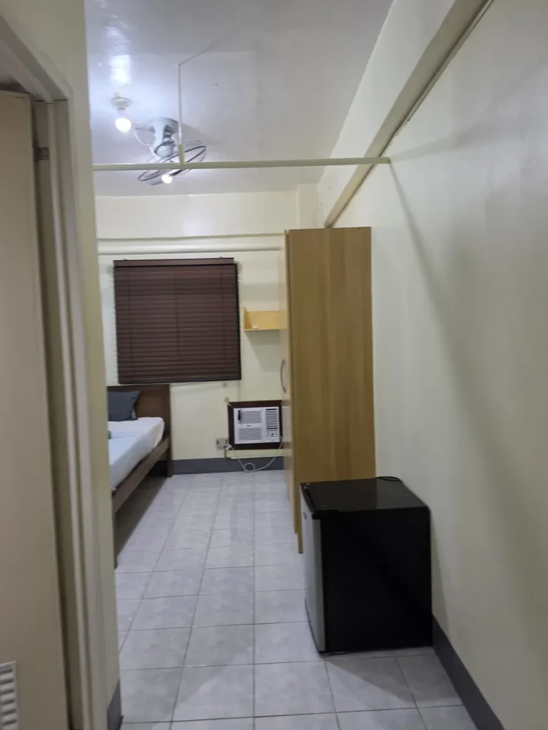 필리핀 세부 IMS어학원 2인실 입구 옷장과 침대, 에어컨