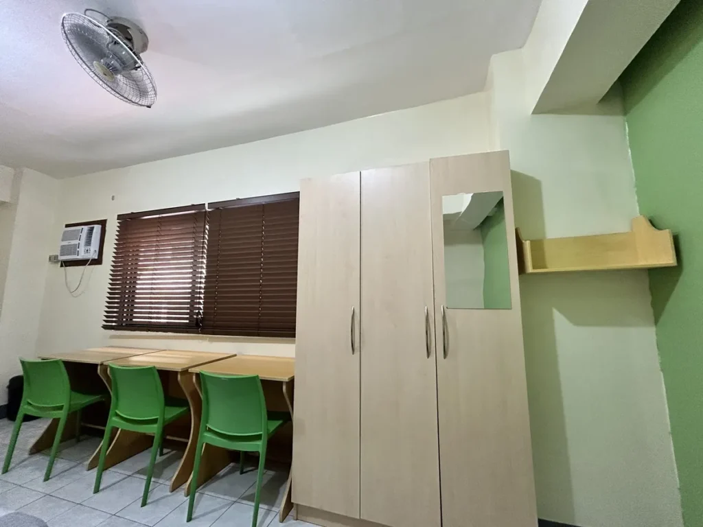 필리핀 세부 IMS어학원 3인실 초록 의자 책상과 옷장