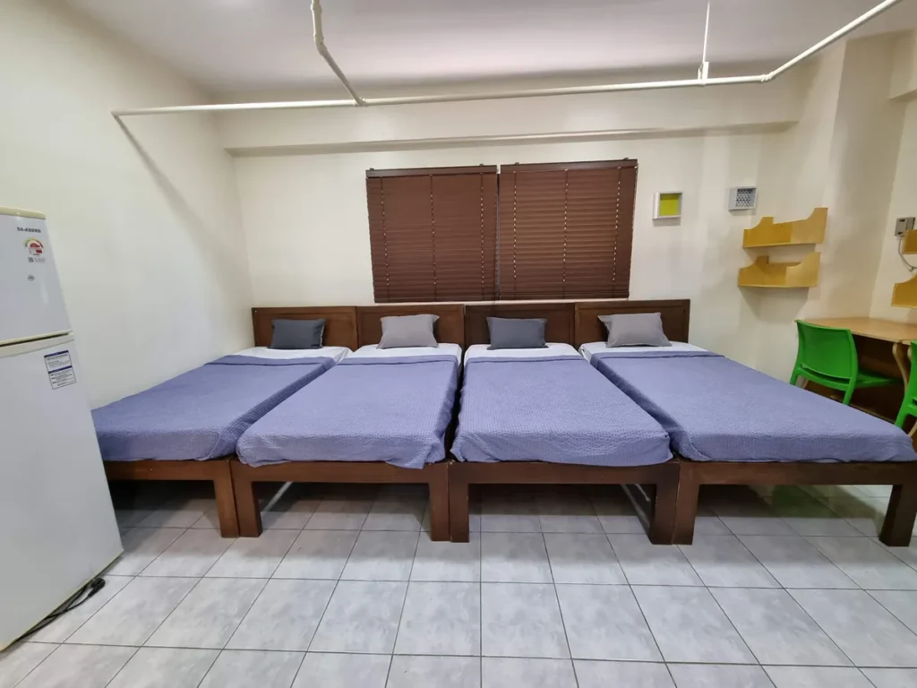 필리핀 세부 IMS어학원 4인실 침대 네 개와 책상, 냉장고