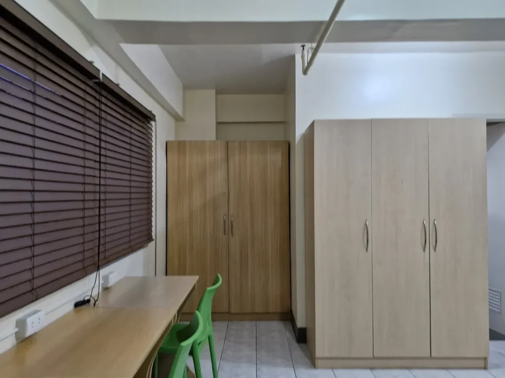 필리핀 세부 IMS어학원 4인실 침대 네 개와 책상, 천장 선풍기