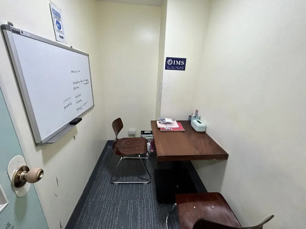 필리핀 세부 IMS어학원 1대1 수업실 화이트보드와 책상